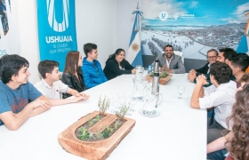 Alumnos de USHICANA reciben certificados por sus pasantías en la Secretaría de Turismo