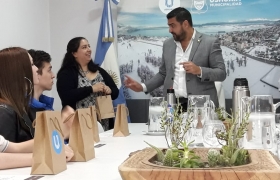 Alumnos de USHICANA reciben certificados por sus pasantías en la Secretaría de Turismo